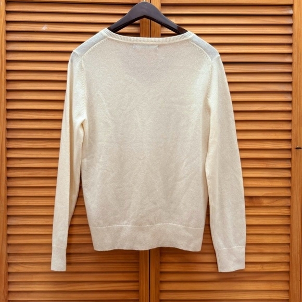 Quince Mongolian Cashmere V-Neck Sweater - Picture 7 of 8